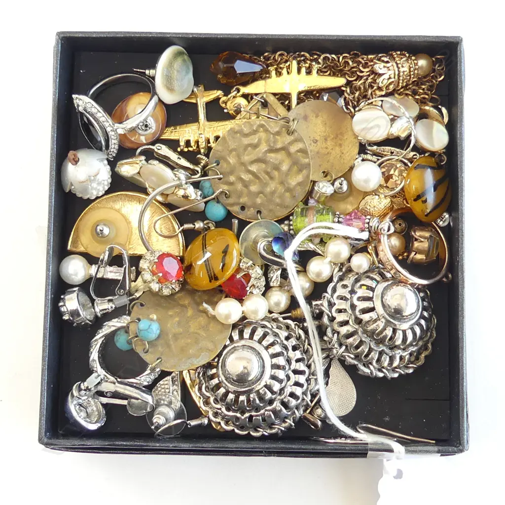 COLLECTION COSTUME EARRINGS, SOME PAIRS, SOME SINGLES Image 1++