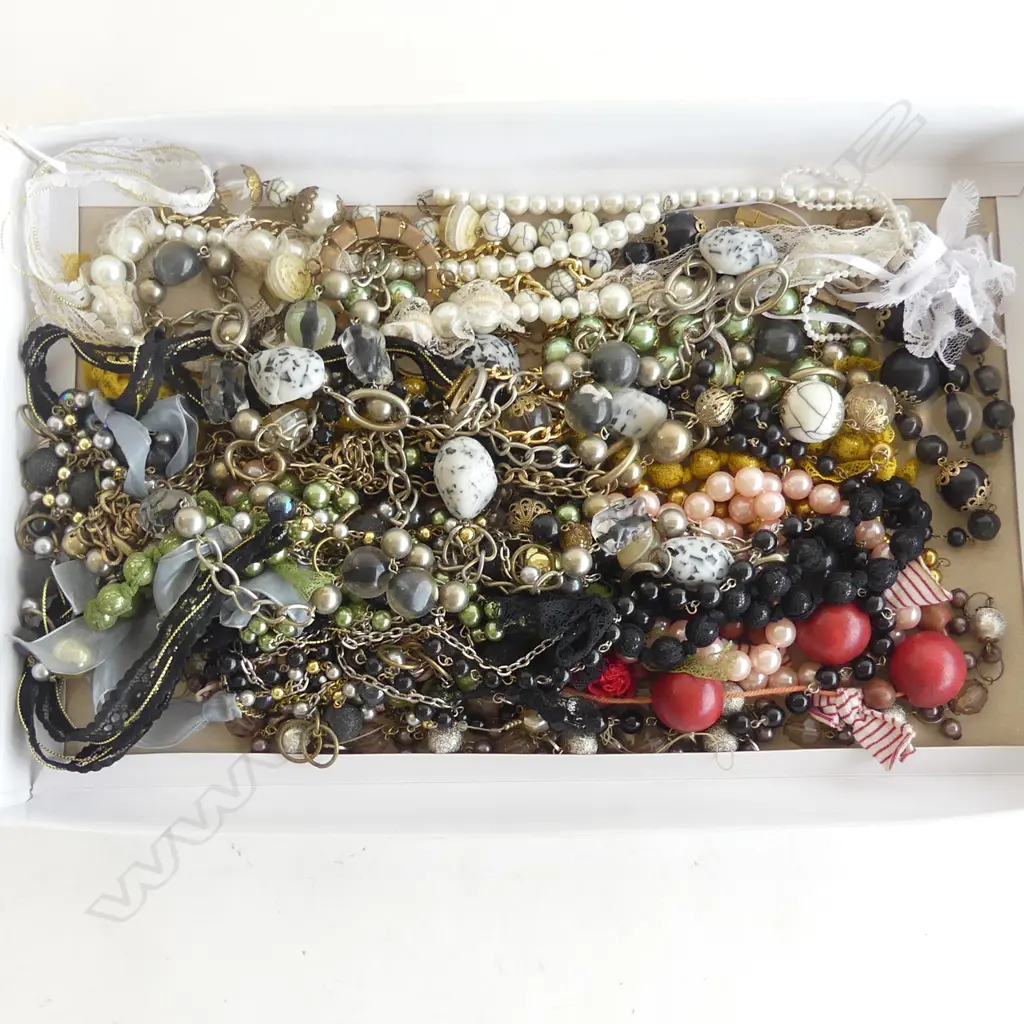 ASST. COSTUME JEWELLERY NECKLACES ETC Image 1++
