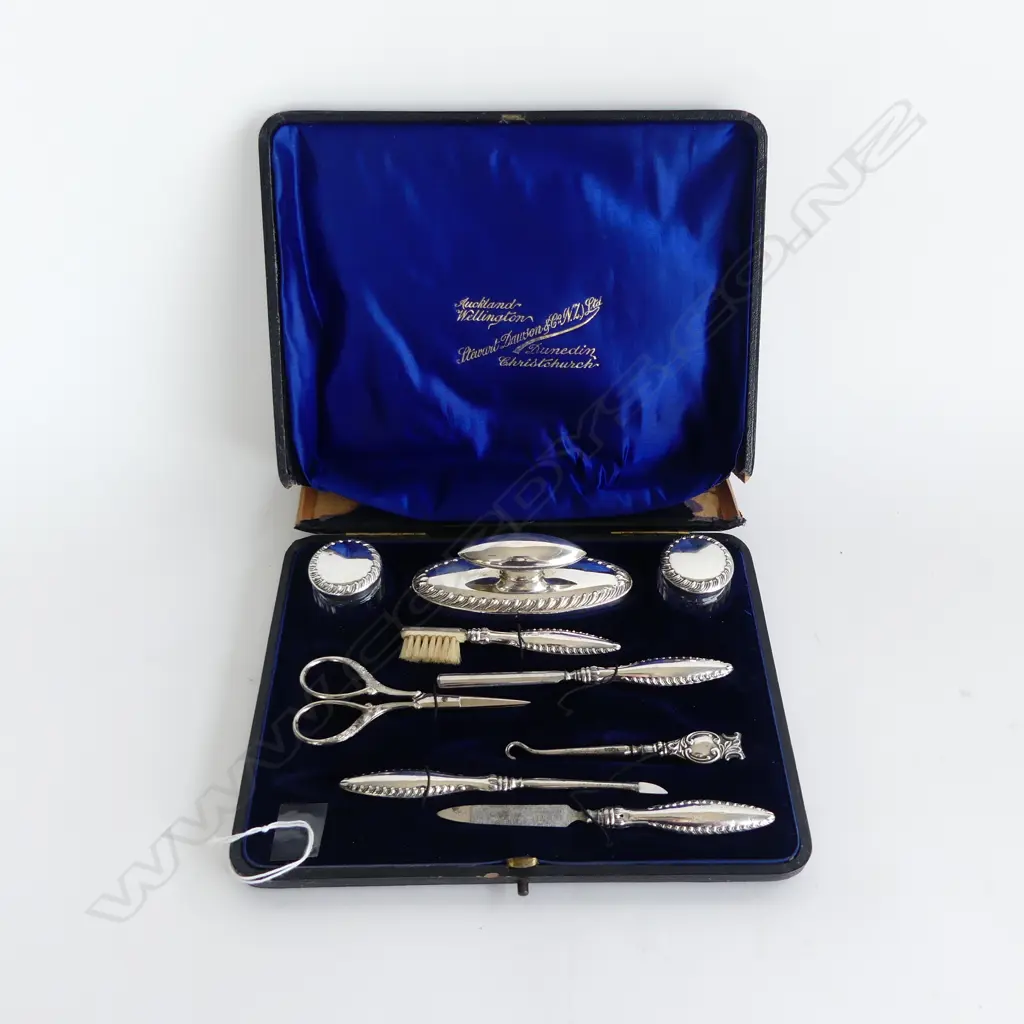 CASED S/SILVER HANDLED 9PC MANICURE SET L.220mm Image 1++