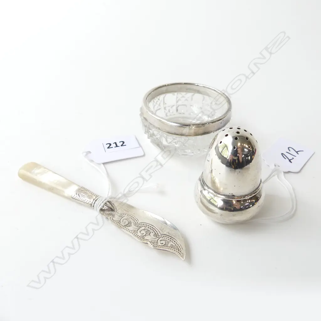 S/SILVER PEPPERETTE 14gms  S/S LINED CRYSTAL SALT & S/S MOP HANDLED BUTTER KNIFE Image 1++