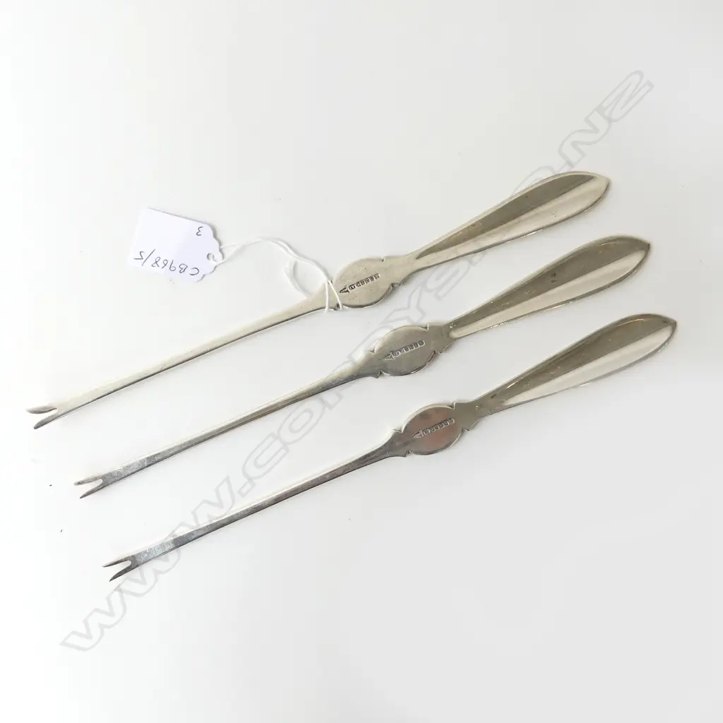 THREE 1930’S WALKER & HALL LOBSTER PICKS SHEFFIELD SILVER PLATED, L.255MM Image 1++