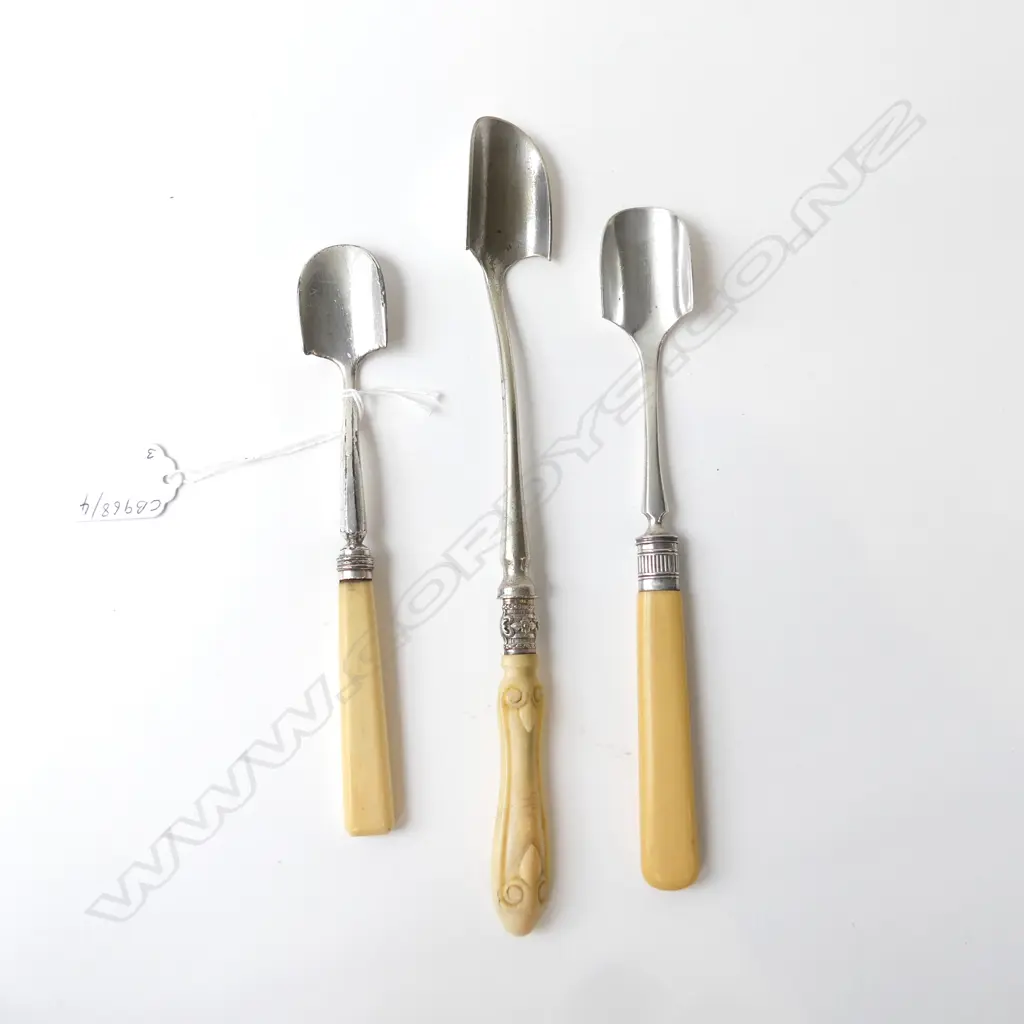 THREE VICTORIAN STILTON CHEESE SCOOPS TWO WITH IVORY HANDLES, L.185MM-255MM Image 1++