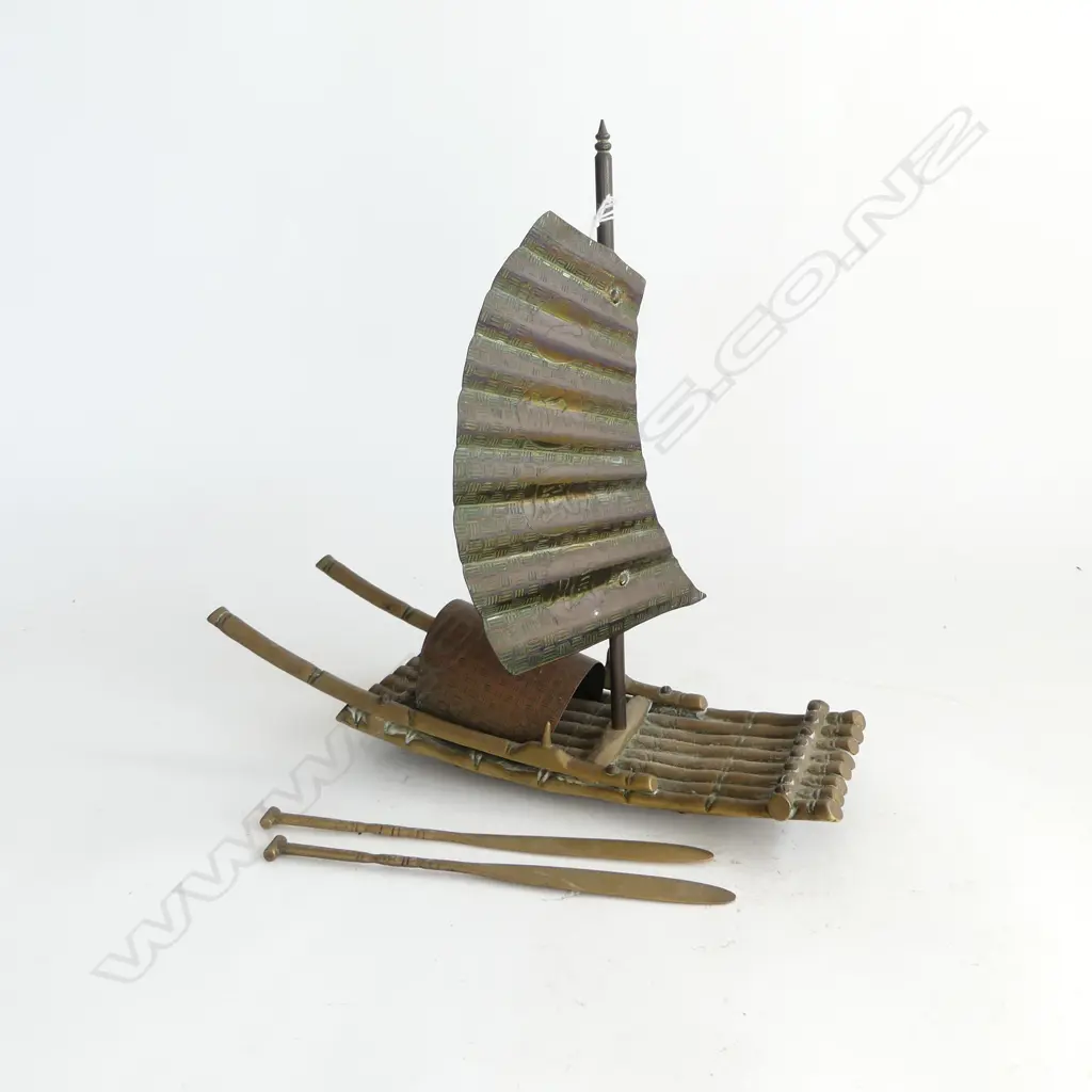 CHINESE RAFT BOAT engraved sail & roof with pr oars L.275mm Image 1++