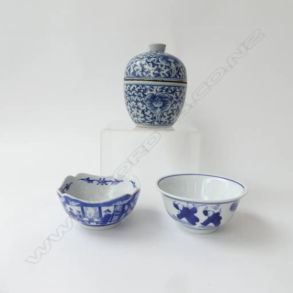3 BLUE/WHITE CHINESE ITEMS; LIDDED VESSEL H.145mm & 2 SML BOWLS DIA.120mm x 60mm Image 1++