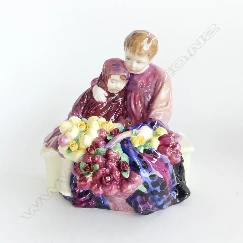 ROYAL DOULTON FIGURINE 'FLOWER SELLER'S CHILDREN' 200 x 200mm (faulted) Image 1++