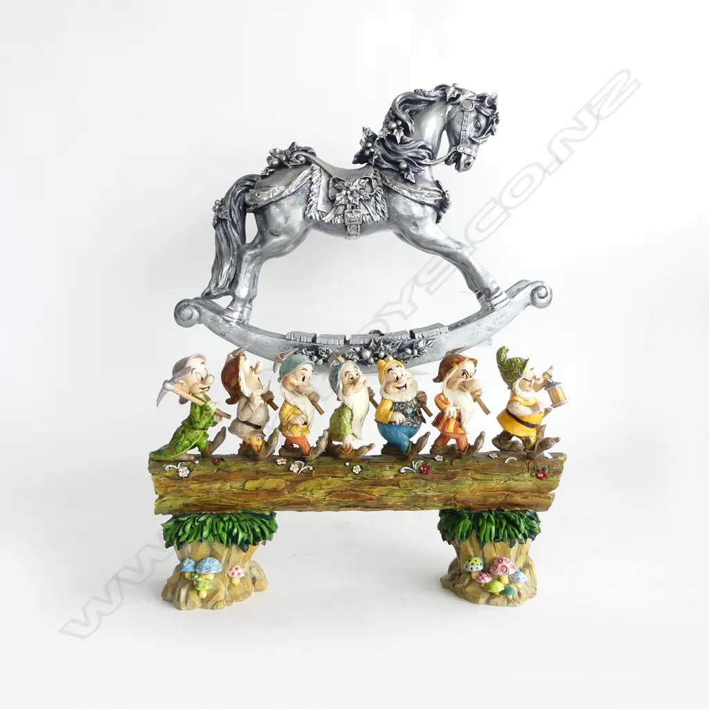 2 PAINTED RESIN ORNAMENTS; 7 DWARFS 'HOMEWARD BOUND' L.335mm (1 PICK AF) + ROCKING HORSE H.305mm Image 1++