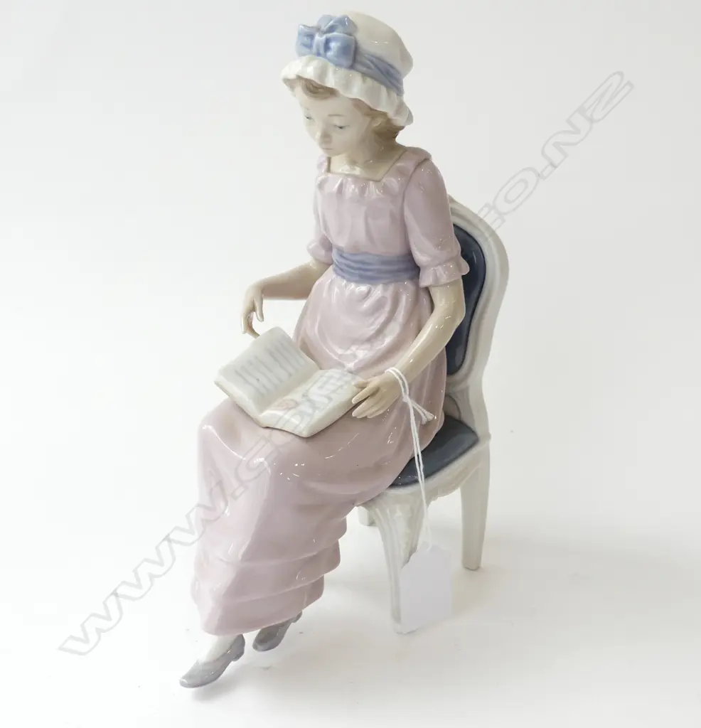 LLADRO GIRL READING H.230mm Image 1++