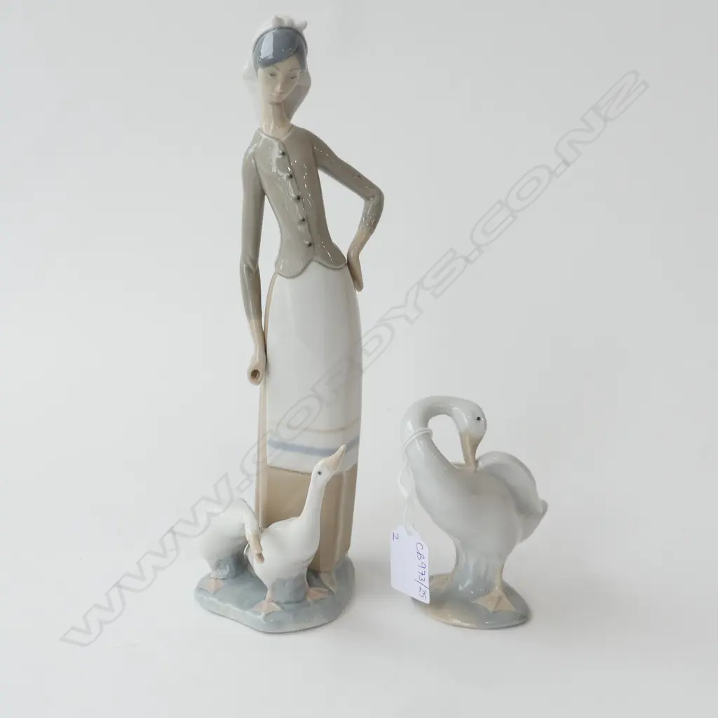 2 LLADRO; WOMAN w. 2 GEESE H.270mm, GOOSE Image 1++