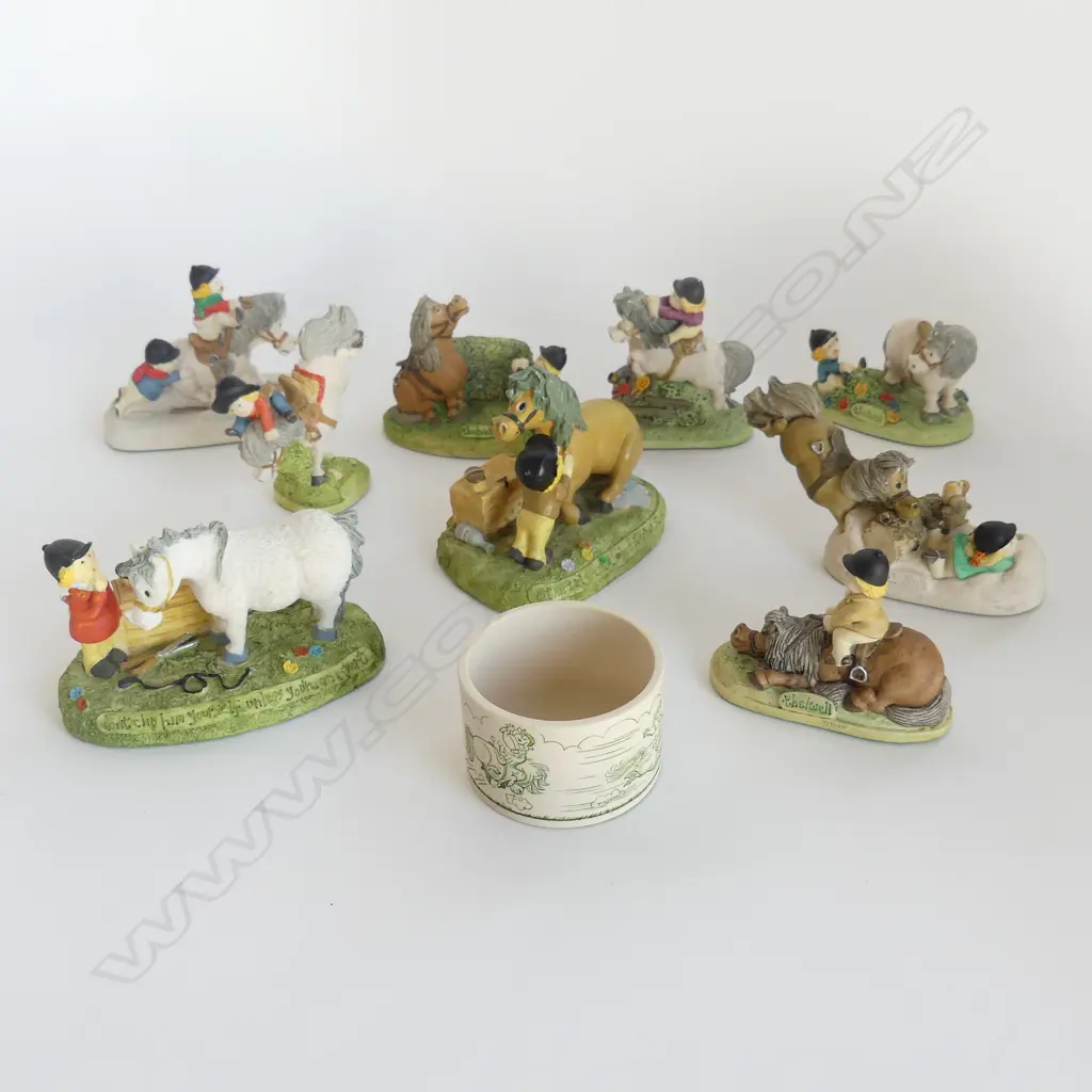 9 ASST. THELWELL RESIN HORSE FIGURINES H.80mm + BOX Image 1++