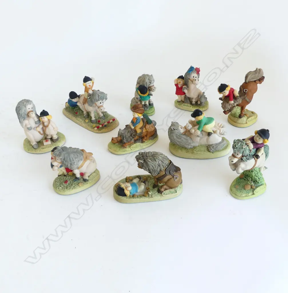 10 ASST. THELWELL RESIN HORSE FIGURINES H.80mm Image 1++