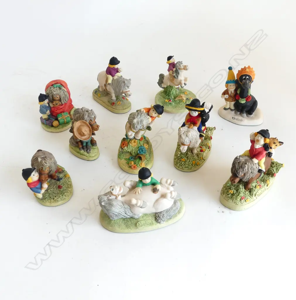 10 ASST. THELWELL RESIN HORSE FIGURINES H.80mm Image 1++