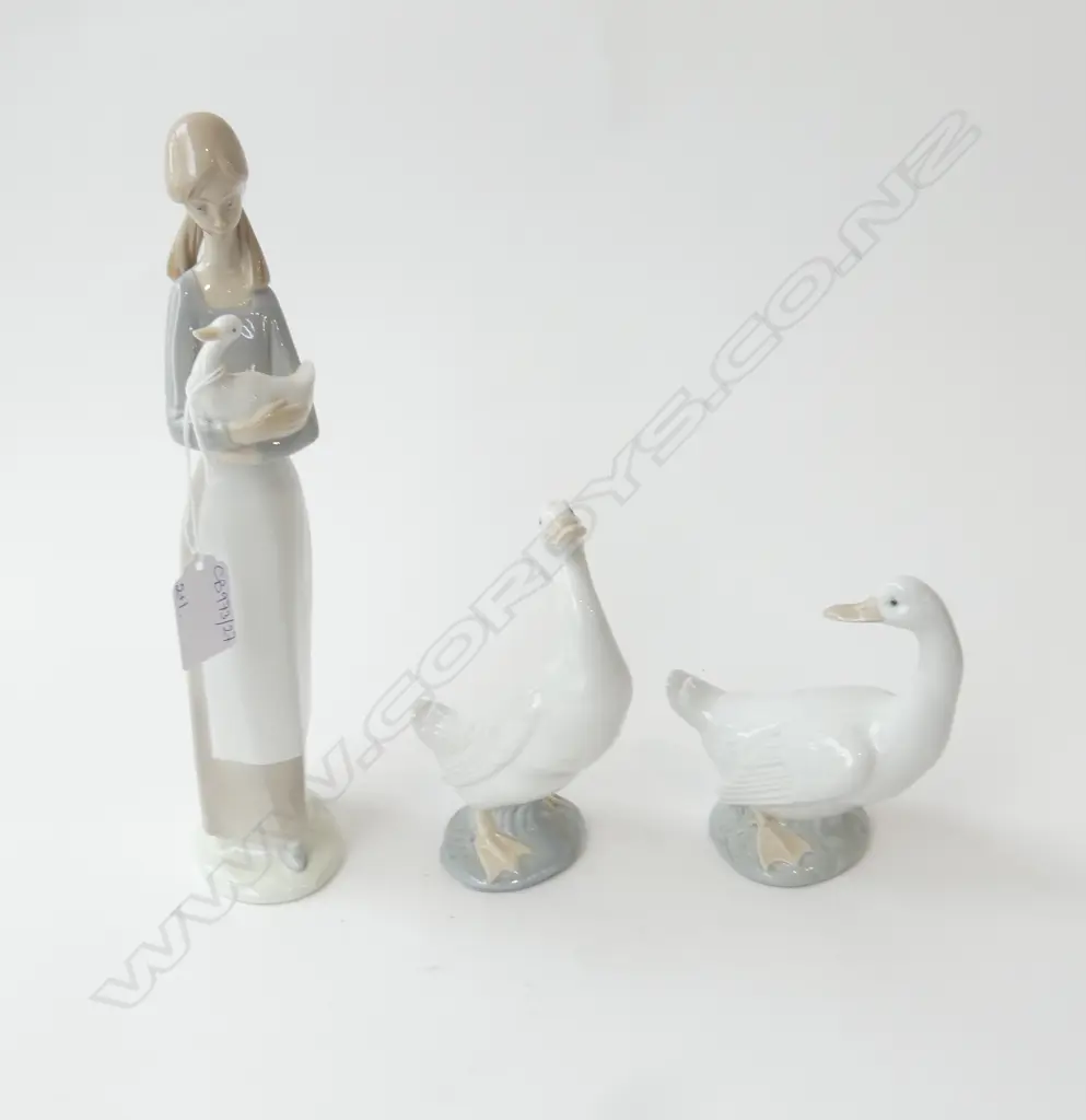 2 NAO GEESE + WOMAN w. DUCK H.265mm Image 1++