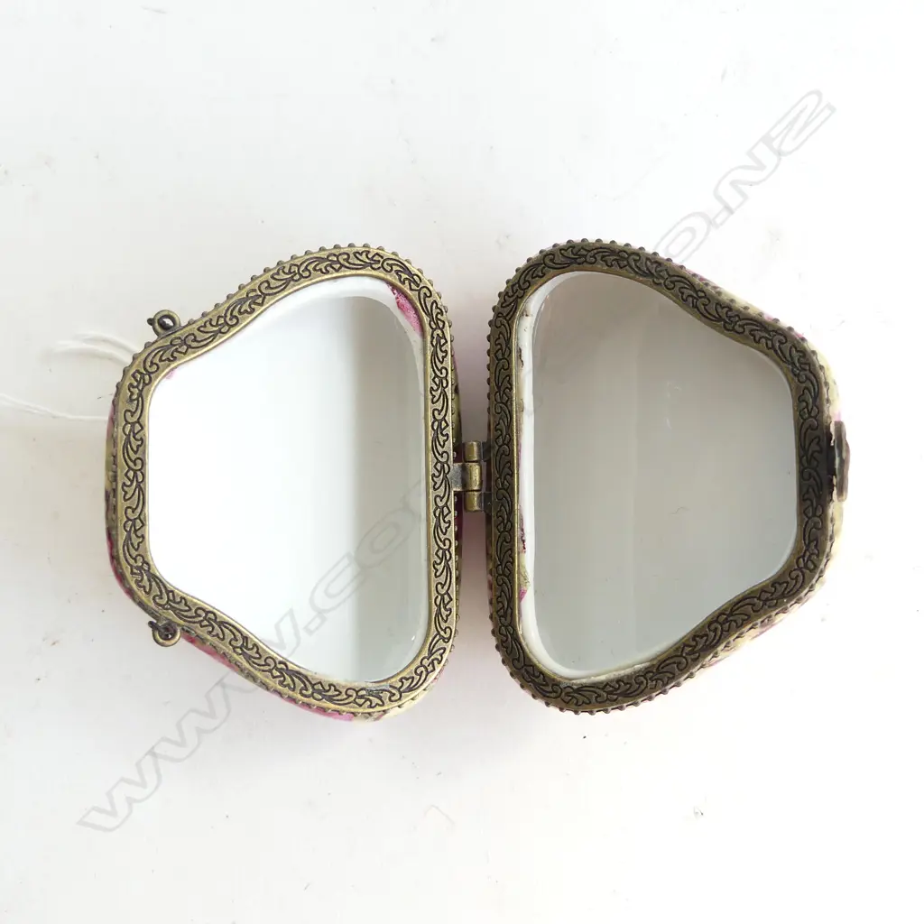 LIMOGE ? PORCELAIN ROSE DECORATED TRINKET BOX / PURSE Image 1++