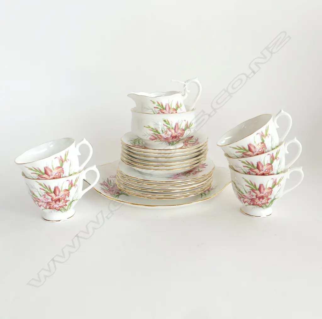 ROYAL ALBERT 'GLADIOLUS' PART TEA SET; 5 CUPS, 6 SAUCERS, 6 PLATES, CAKE PLATE, MILK & SUGAR Image 1++