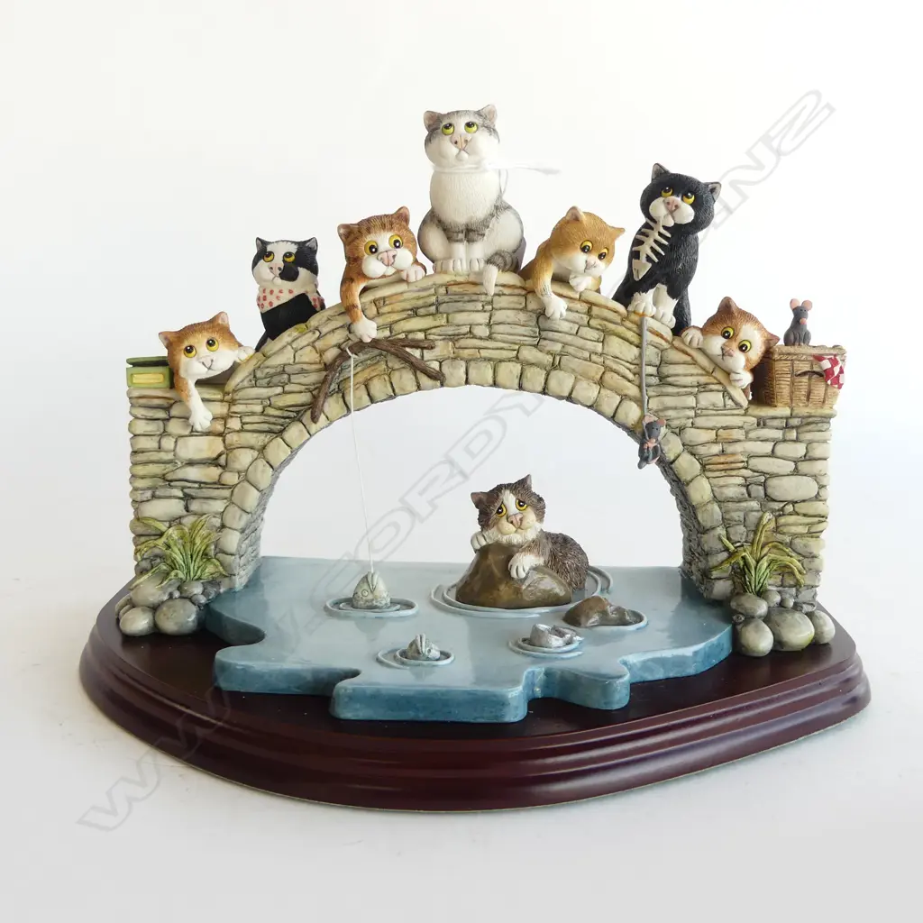 BORDER FINE ARTS LINDA JANE SMITH COMIC & CURIOUS CATS 'GONE FISHING' RESIN W.255mm Image 1++