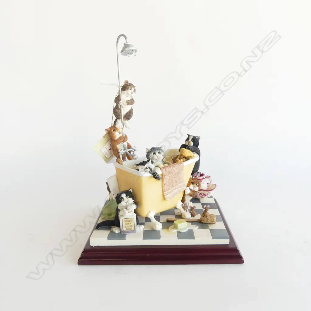 BORDER FINE ARTS LINDA JANE SMITH COMIC & CURIOUS CATS 'IN THE TUB' RESIN H.255mm Image 1++