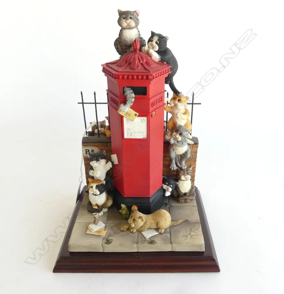 BORDER FINE ARTS LINDA JANE SMITH COMIC & CURIOUS CATS 'FIRST CLASS CATS' RESIN H.250mm Image 1++