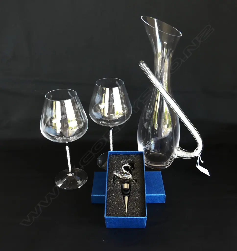 4 PCES SWAROVSKI; CARAFE H.365mm, 2 WINE GLASSES, SWAN STOPPER (BOXED) Image 1++