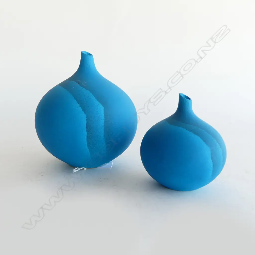 2 SIGNED STUDIO POTTERY BLUE SPECIMEN VASES H.125mm Image 1++