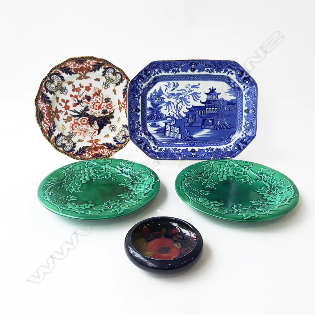 BLUE WILLOW ASHET 220x290mm, MOORCROFT PIN DISH, 3 PLATES; 2 GREEN MAJOLICA, 1 ROYAL CROWN DERBY Image 1++