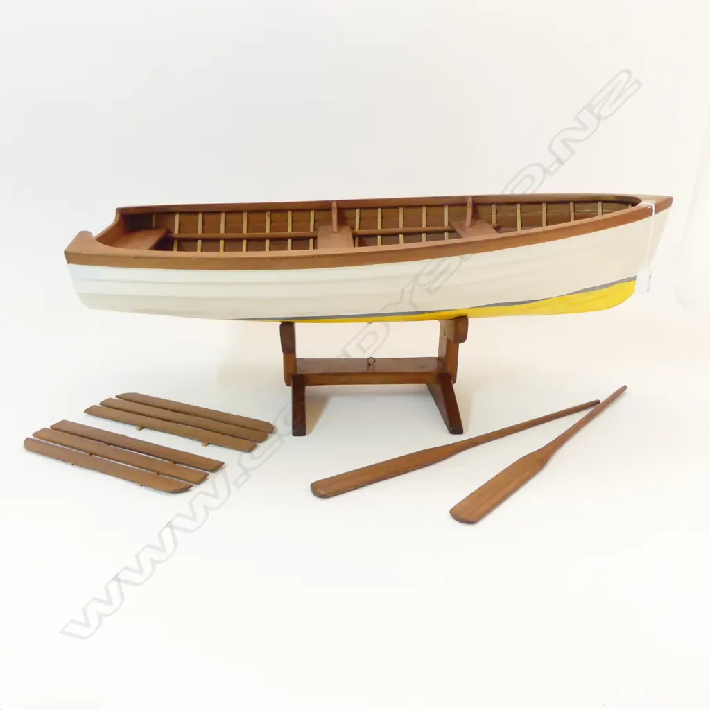 MODEL WOODEN DINGY + PR OARS ON STAND BY ROBERT BROOKE L.705mm Image 1++