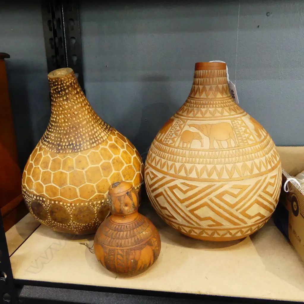 3 CARVED GOURDS, WITH AFRICAN ANIMAL MOTIFS, H.120-260mm Image 1++