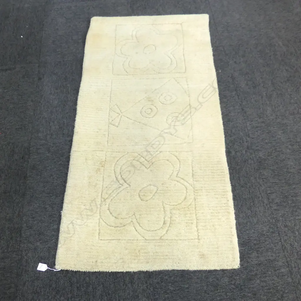 PALE WOOL PILE TUFTED RUG MADE IN INDIA 1420x690mm Image 1++