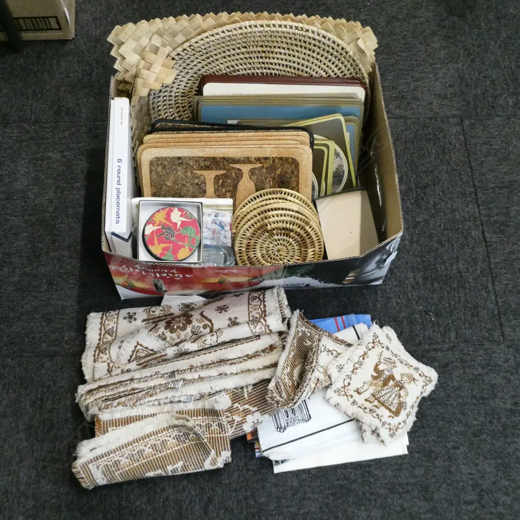 PLACE MATS & LINEN TEA TOWELS Image 1++