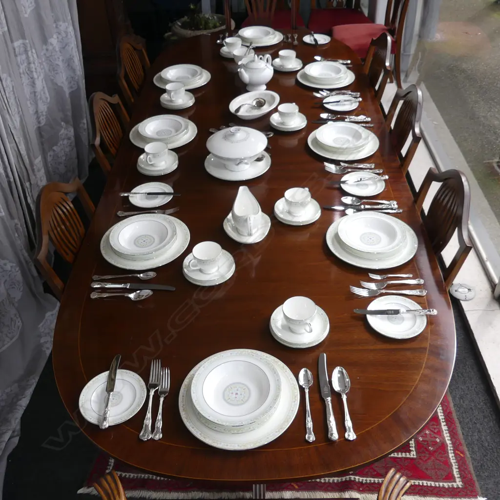 WEDGWOOD 'GRIFFONS' DINNER SERVICE (DOES NOT INCLUDED GLASSWARE OR CUTLERY) Image 1++