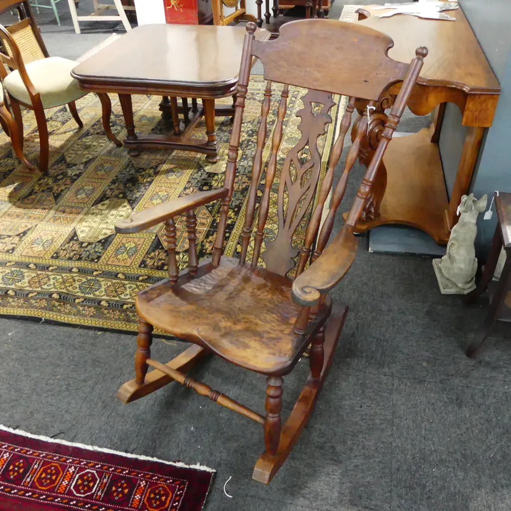 ANTIQUE SPINDLE ROCKING CHAIR Image 1++