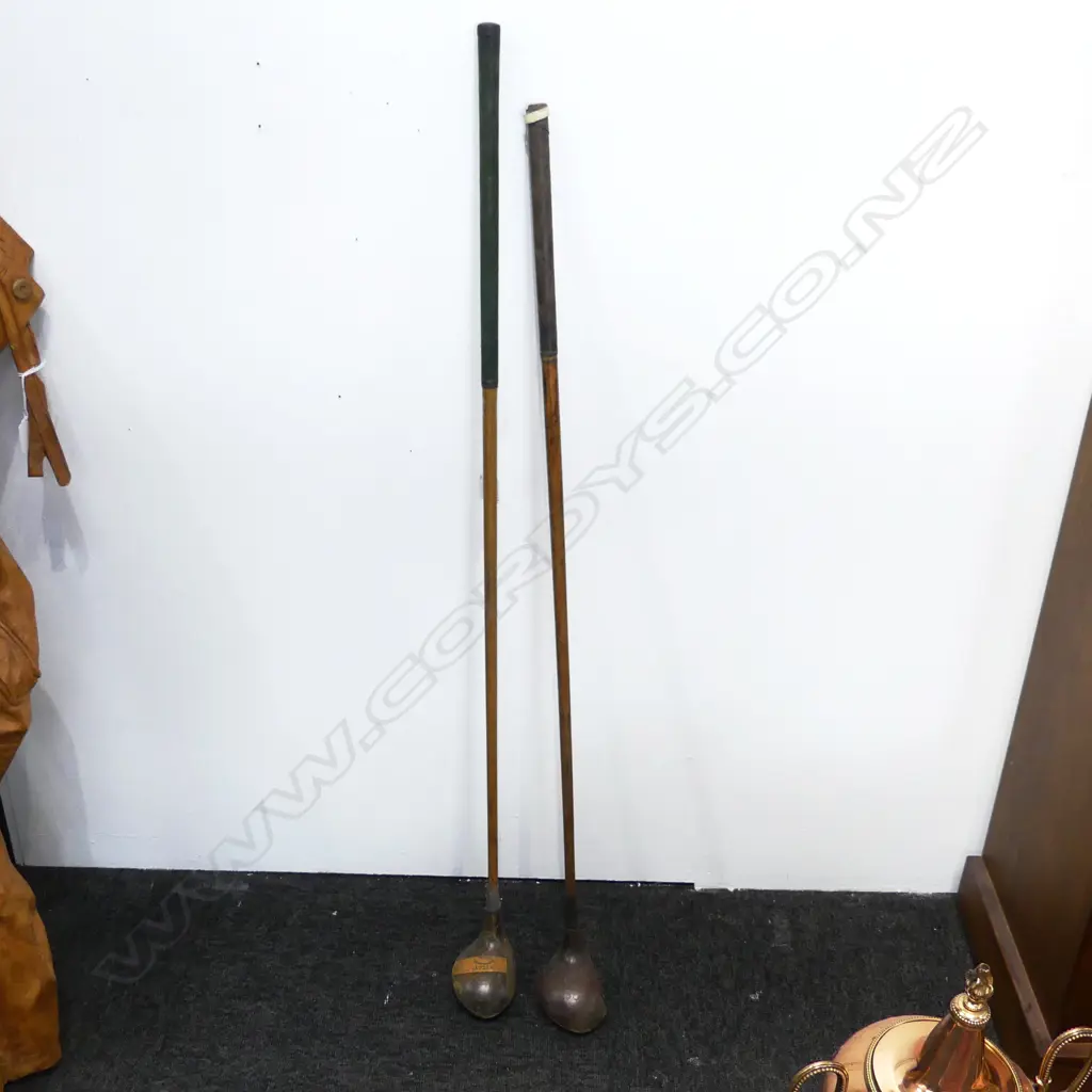 2 VINTAGE WOODEN GOLF CLUBS L.1070mm Image 1++