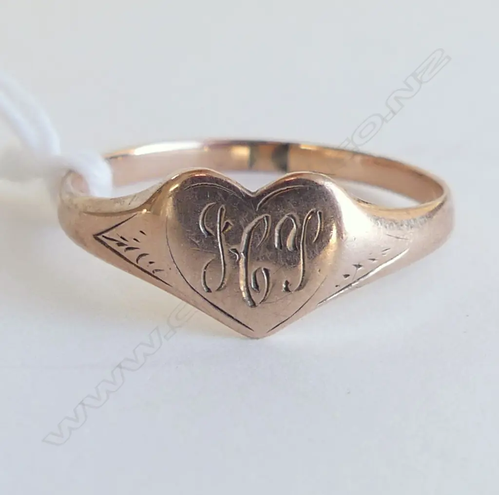 VINTAGE 9ct ROSE GOLD HEART SIGNET RING 1.6gms SIZE Q 1/2 Image 1++