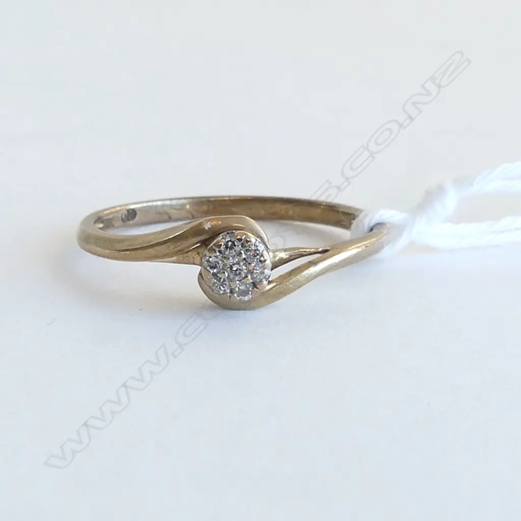 9ct GOLD VERY SMALL DIAMOND CLUSTER RING 1.3gms SIZE O Image 1++