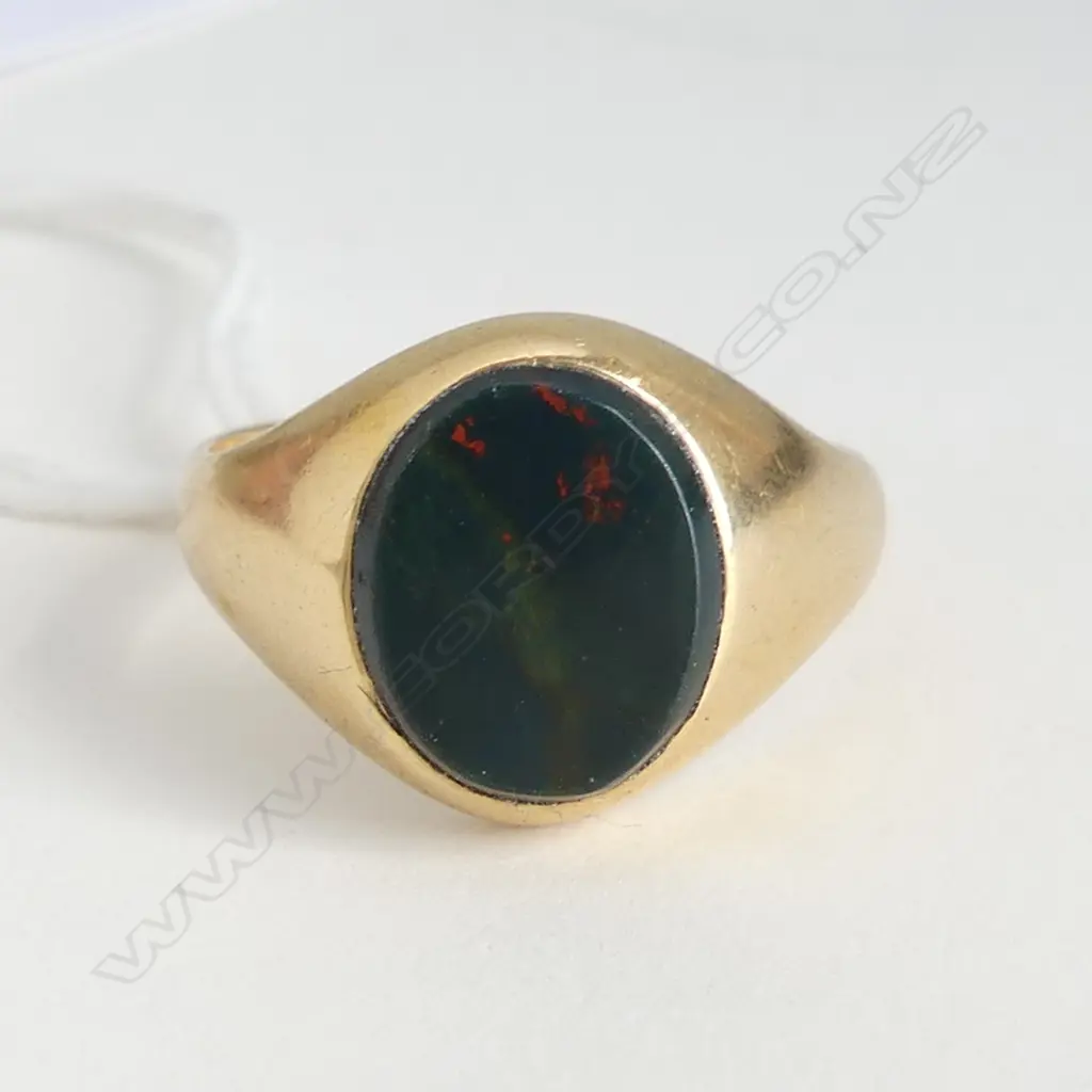 18CT Y/G & ONYX BLOODSTONE SIGNET RING, TOTAL WEIGHT 8.26GMS SIZE S Image 1++