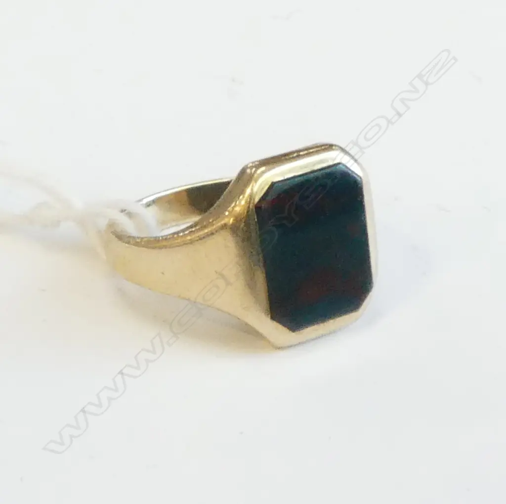 9CT GOLD & BLOODSTONE SIGNET RING, WEIGHT 5.08GMS SIZE O Image 1++