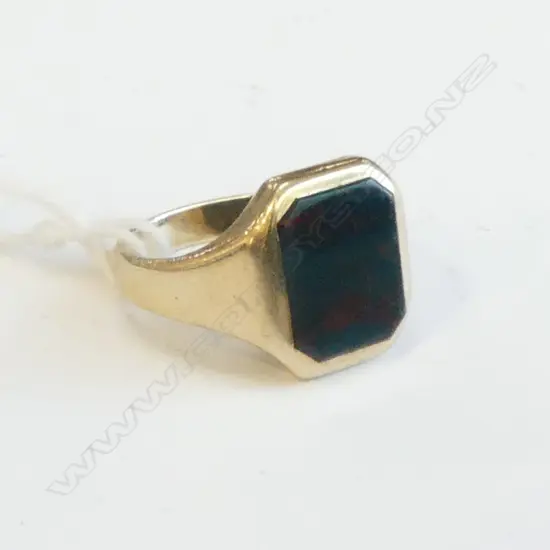9CT GOLD & BLOODSTONE SIGNET RING, WEIGHT 5.08GMS SIZE O