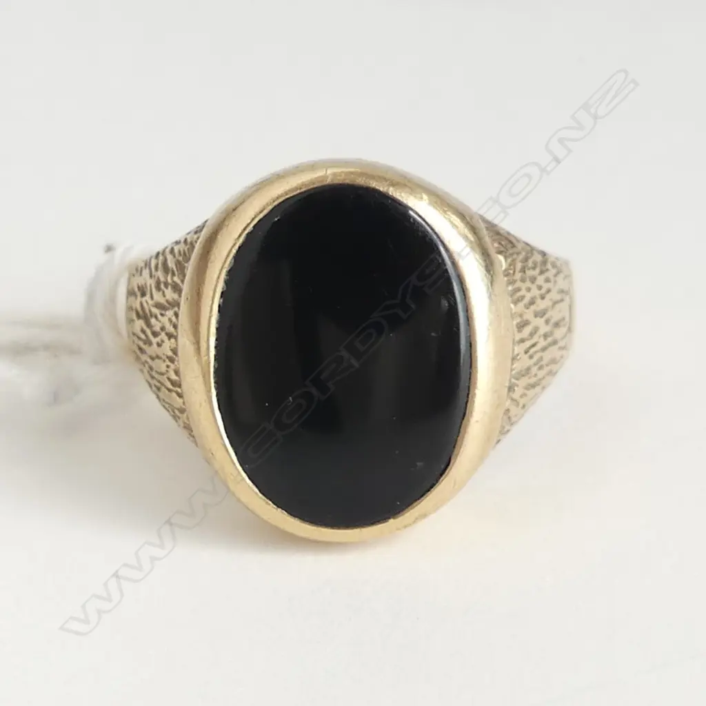 9CT GOLD & ONYX GENTS SIGNET RING, WEIGHT 5.3 GMS SIZE V Image 1++