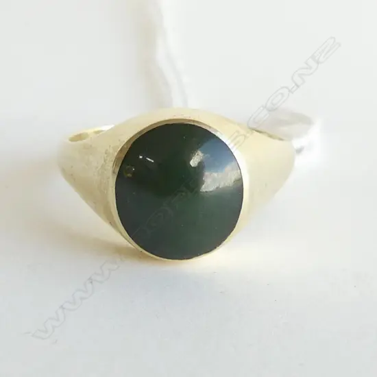 14CT GOLD & GREENSTONE SIGNET RING, WEIGHT 7.5GMS SIZE U