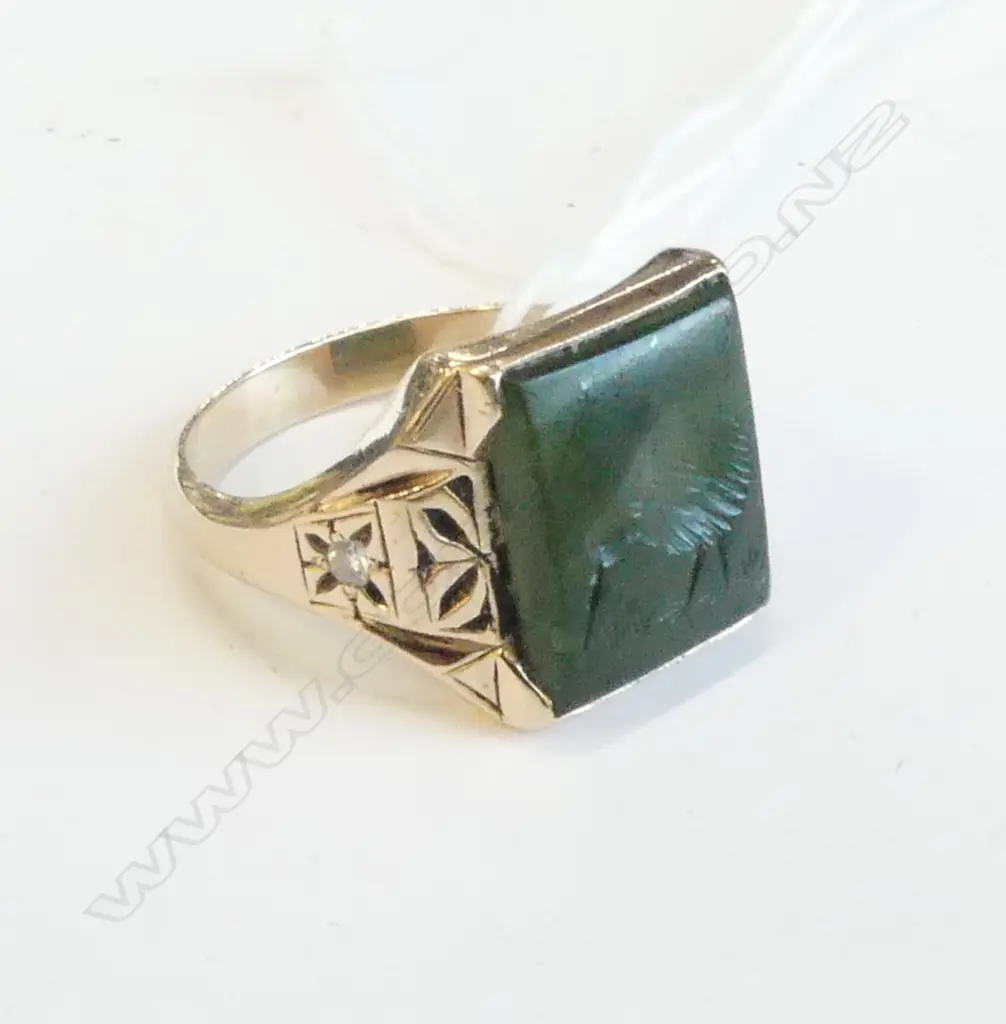 9CT GOLD & GREENSTONE KIWI ENGRAVED GENTS SIGNET RING, 2 SIDE DIAMONDS, WEIGHT 7.08GMS SIZE V Image 1++