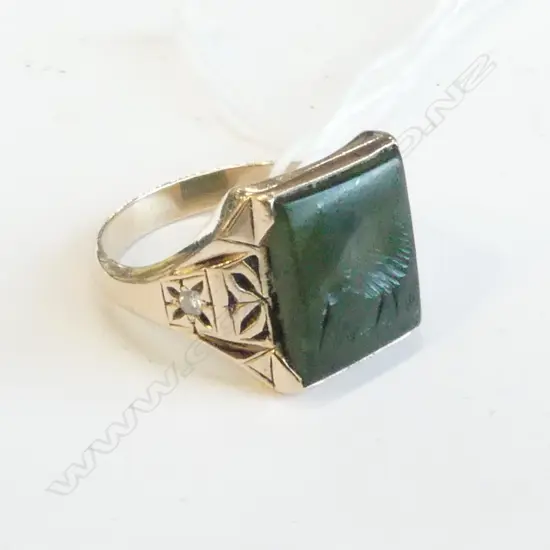 9CT GOLD & GREENSTONE KIWI ENGRAVED GENTS SIGNET RING, 2 SIDE DIAMONDS, WEIGHT 7.08GMS SIZE V
