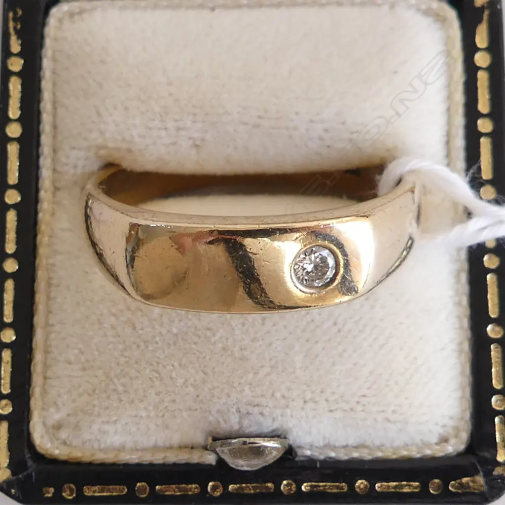 9CT GOLD & SOLITAIRE DIAMOND SIGNET RING, WEIGHT 5.15 GMS, VALUATION SIZE V Image 1++