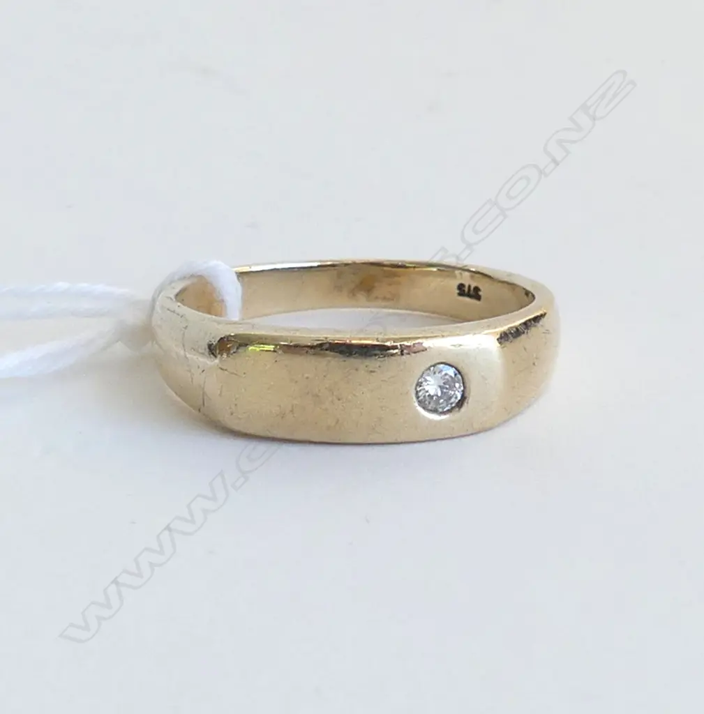 9CT GOLD & SOLITAIRE DIAMOND SIGNET RING, WEIGHT 5.15 GMS, VALUATION SIZE V Image 1++