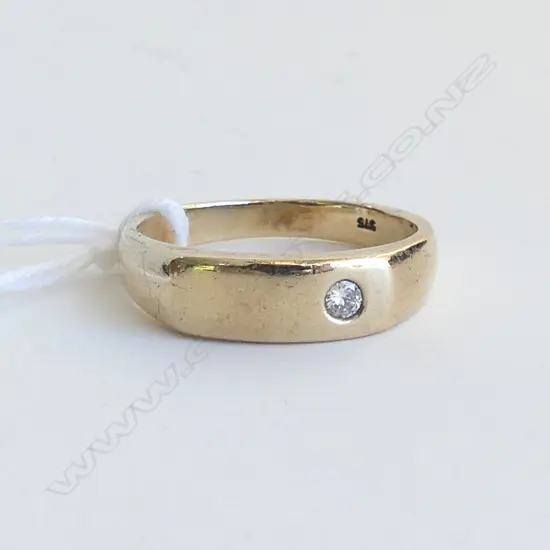 9CT GOLD & SOLITAIRE DIAMOND SIGNET RING, WEIGHT 5.15 GMS, VALUATION SIZE V