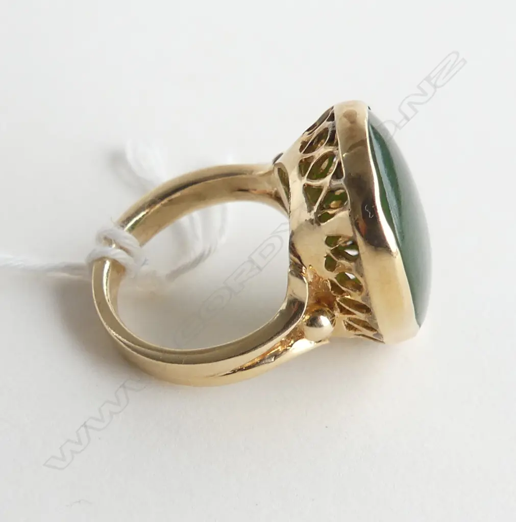 substantial 14ct YELLOW GOLD & POUNAMU LGE panel RING 10.47gms scrolling mount forked shoulders SIZE M Image 1++