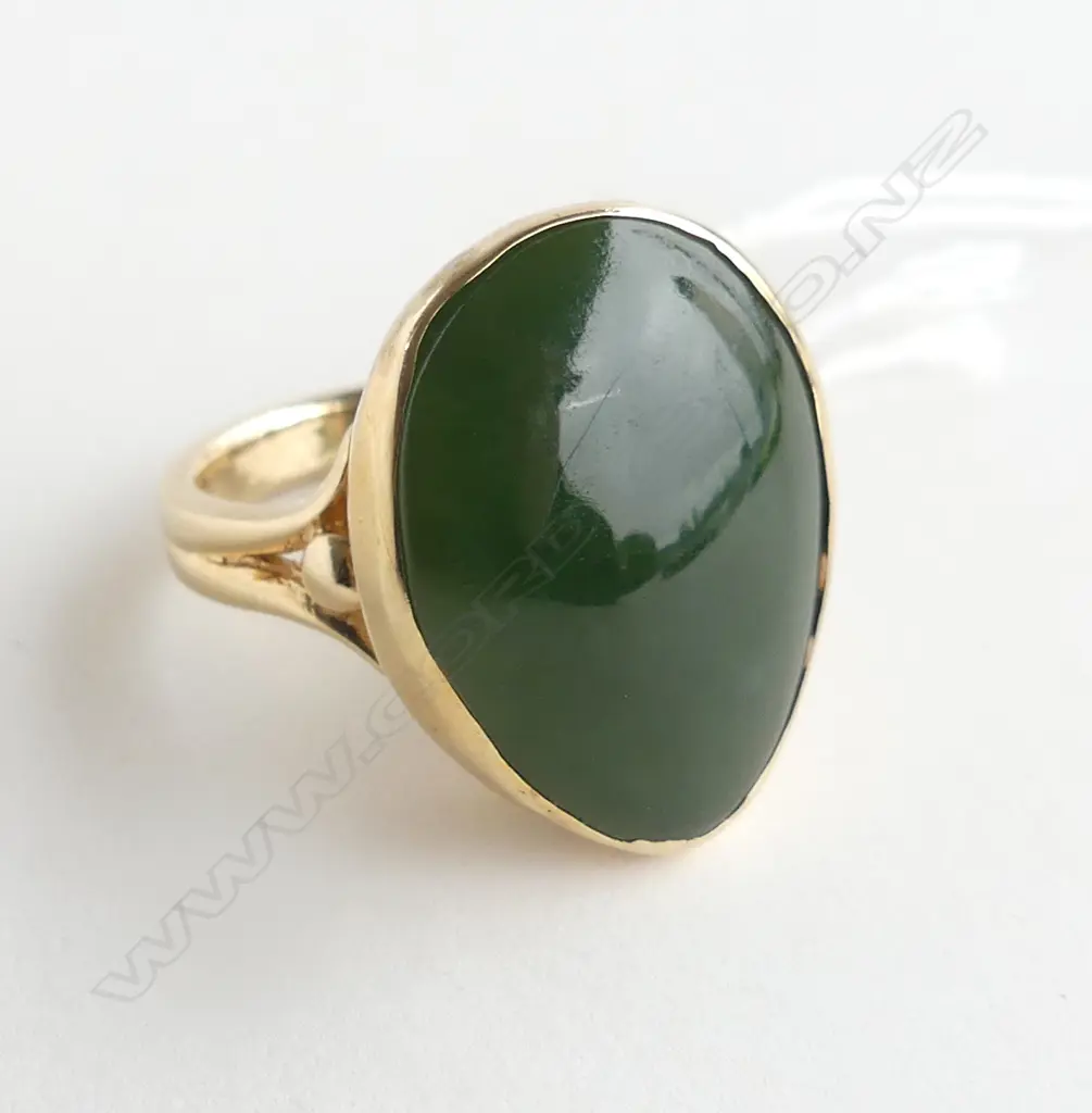 substantial 14ct YELLOW GOLD & POUNAMU LGE panel RING 10.47gms scrolling mount forked shoulders SIZE M Image 1++