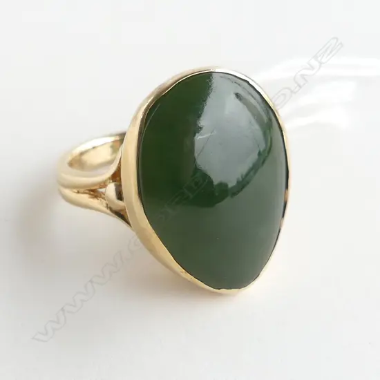 substantial 14ct YELLOW GOLD & POUNAMU LGE panel RING 10.47gms scrolling mount forked shoulders SIZE M