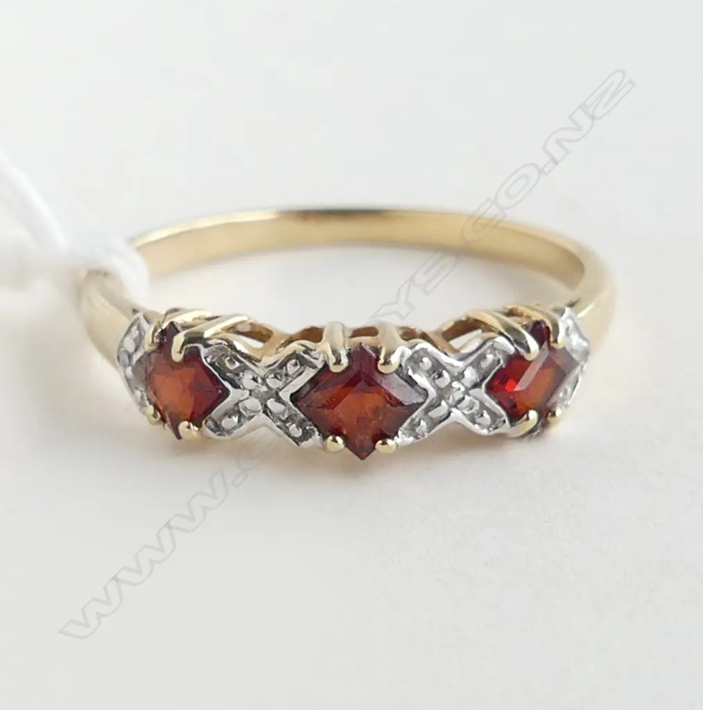 9ct GARNET & DIAMOND RING, 1.8gm, SIZE P Image 1++