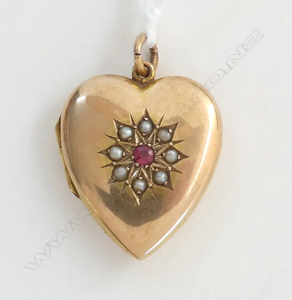 early 20thC 9ct GOLD HEART LOCKET PENDANT seed pearl set 4.15gms Image 1++