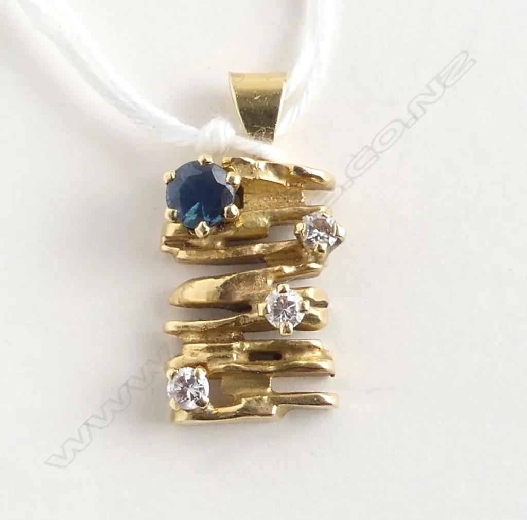 HEAVY 18ct YELLOW GOLD SAPPHIRE & 3 DIAMOND (TDW 0.22ct) MODERNIST PENDANT 6.6gms with Valuation Image 1++