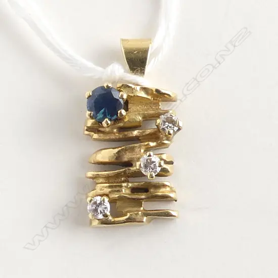 HEAVY 18ct YELLOW GOLD SAPPHIRE & 3 DIAMOND (TDW 0.22ct) MODERNIST PENDANT 6.6gms with Valuation